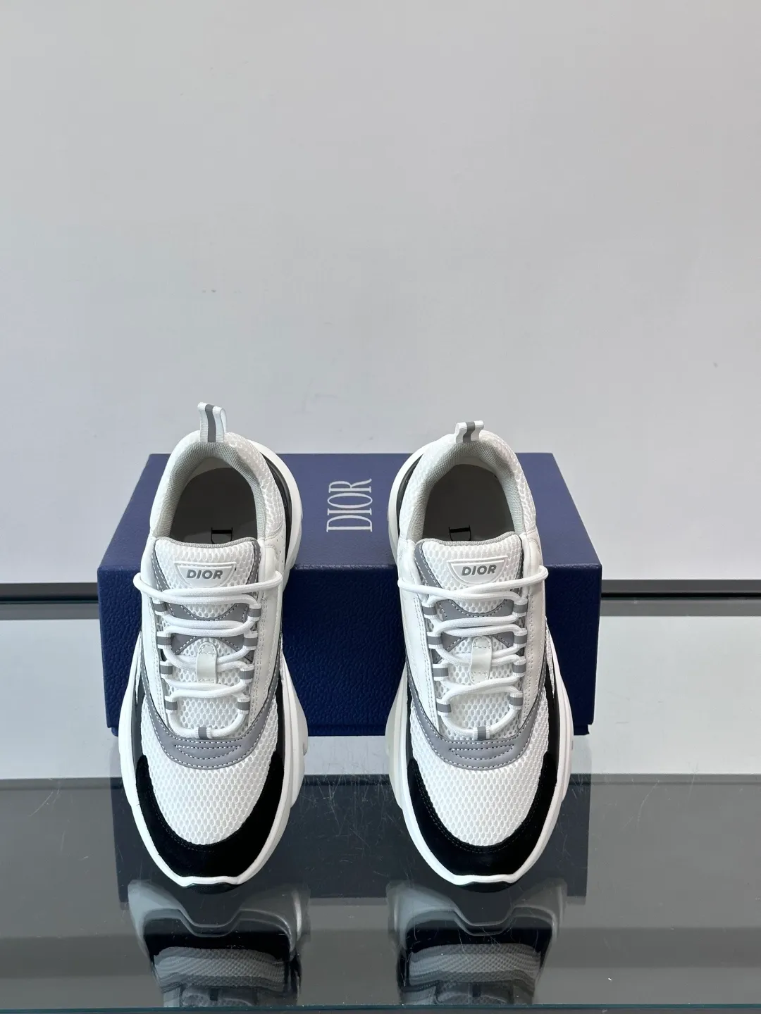 Men's shoes 💰p520 "Dior" B22 retro jogging shoes, inspired by classic jogging shoes, low-top thick sole design, cow leather + mesh fabric splicing, perfect texture and breathable. The black and white engraved rubber sole has great grip and comfort, and is OK for daily wear or sports! There is an embossed "CD" logo on the side of the shoe, which is low-key and recognizable. Rich colors, black and white, gray and blue, etc., versatile and fashionable, loved by European and American hip-hop circles and bloggers, a must-have for trendy wear size: 39-44 (customized at 45.46)